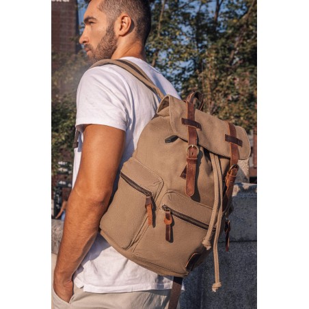 Canvas oldschool backpack with a flap