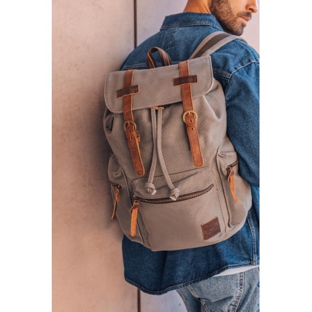 Canvas oldschool backpack with a flap