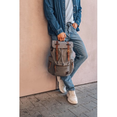 Canvas oldschool backpack with a flap