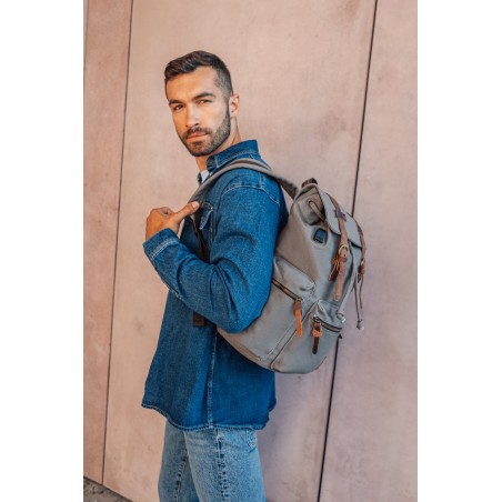 Canvas oldschool backpack with a flap