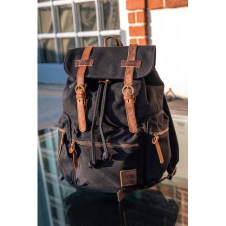 Canvas oldschool backpack with a flap