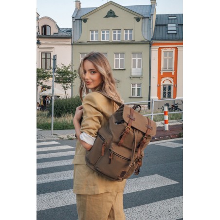 Canvas oldschool backpack with a flap