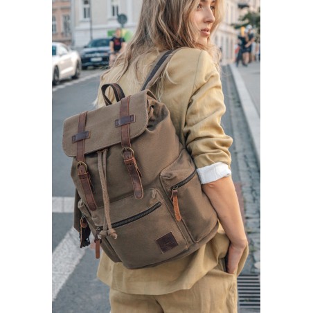 Canvas oldschool backpack with a flap