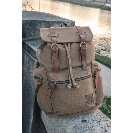 Canvas oldschool backpack with a flap