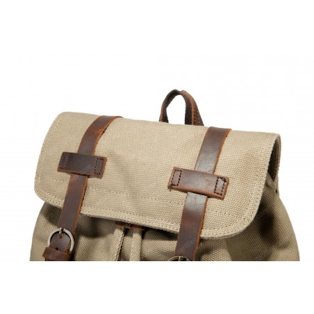 Canvas oldschool backpack with a flap